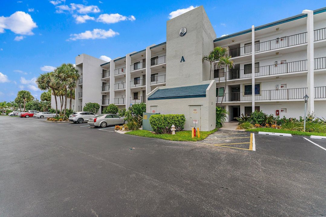 Active With Contract: $2,400 (1 beds, 1 baths, 860 Square Feet)