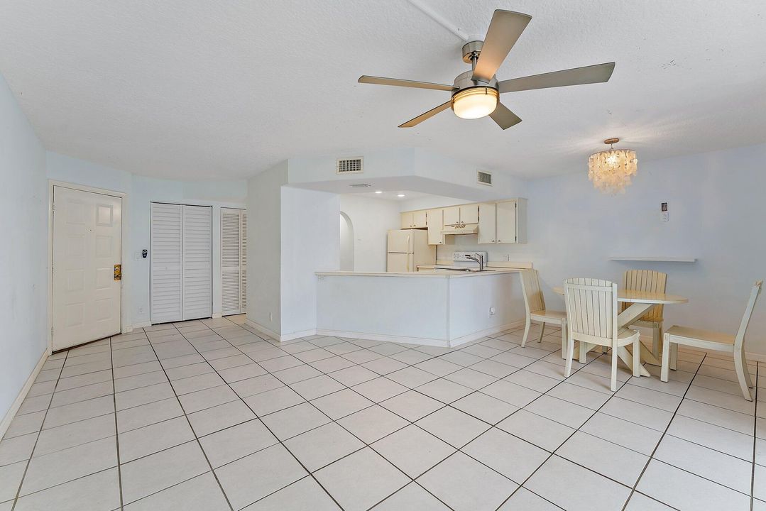 Active With Contract: $2,400 (1 beds, 1 baths, 860 Square Feet)