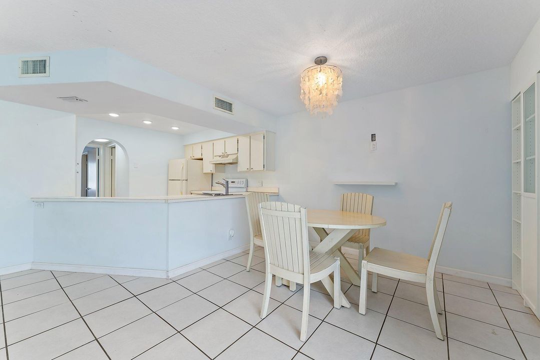 Active With Contract: $2,400 (1 beds, 1 baths, 860 Square Feet)