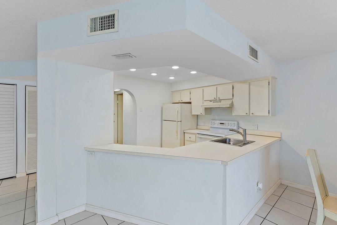 Active With Contract: $2,400 (1 beds, 1 baths, 860 Square Feet)