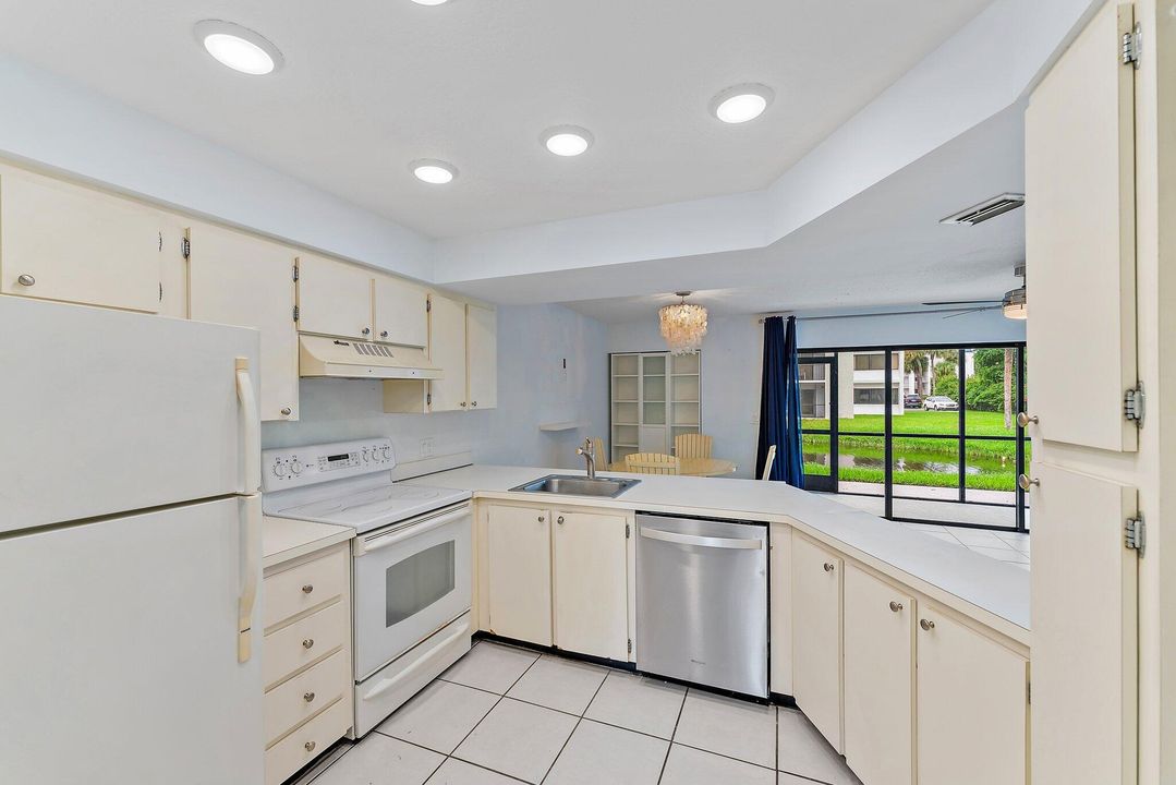 Active With Contract: $2,400 (1 beds, 1 baths, 860 Square Feet)