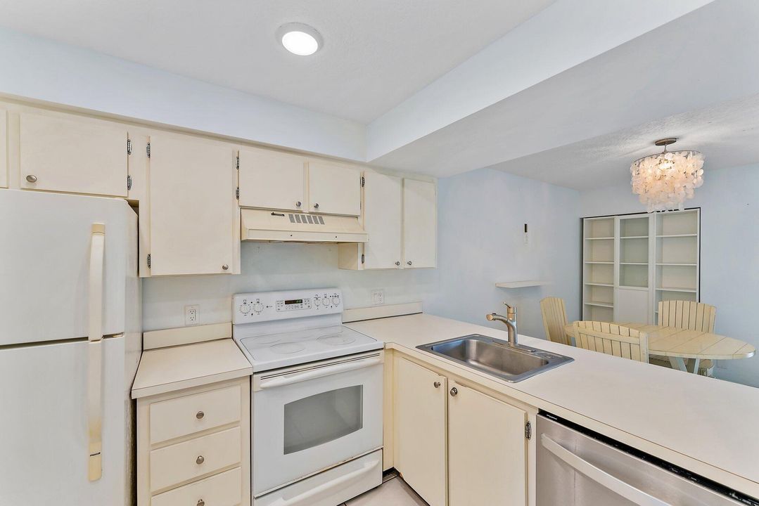 Active With Contract: $2,400 (1 beds, 1 baths, 860 Square Feet)