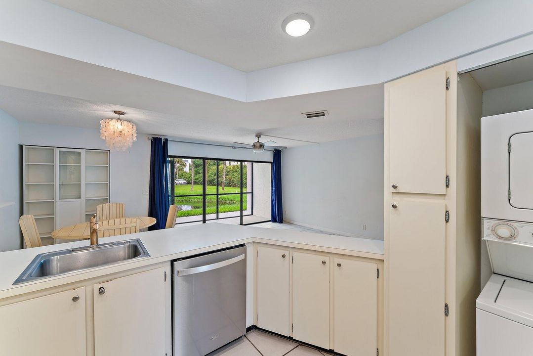 Active With Contract: $2,400 (1 beds, 1 baths, 860 Square Feet)