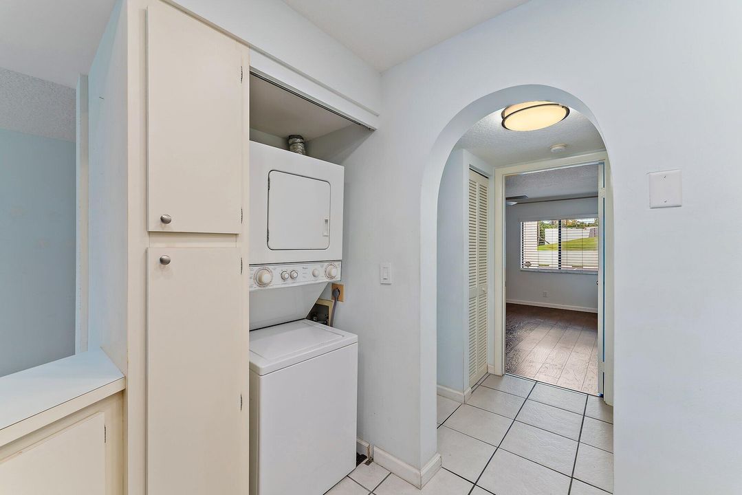 Active With Contract: $2,400 (1 beds, 1 baths, 860 Square Feet)