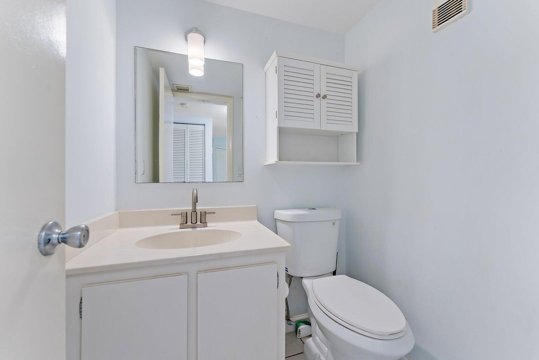 Active With Contract: $2,400 (1 beds, 1 baths, 860 Square Feet)