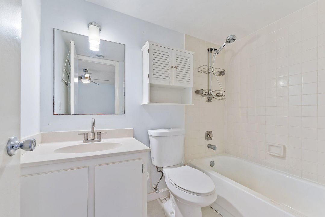 Active With Contract: $2,400 (1 beds, 1 baths, 860 Square Feet)