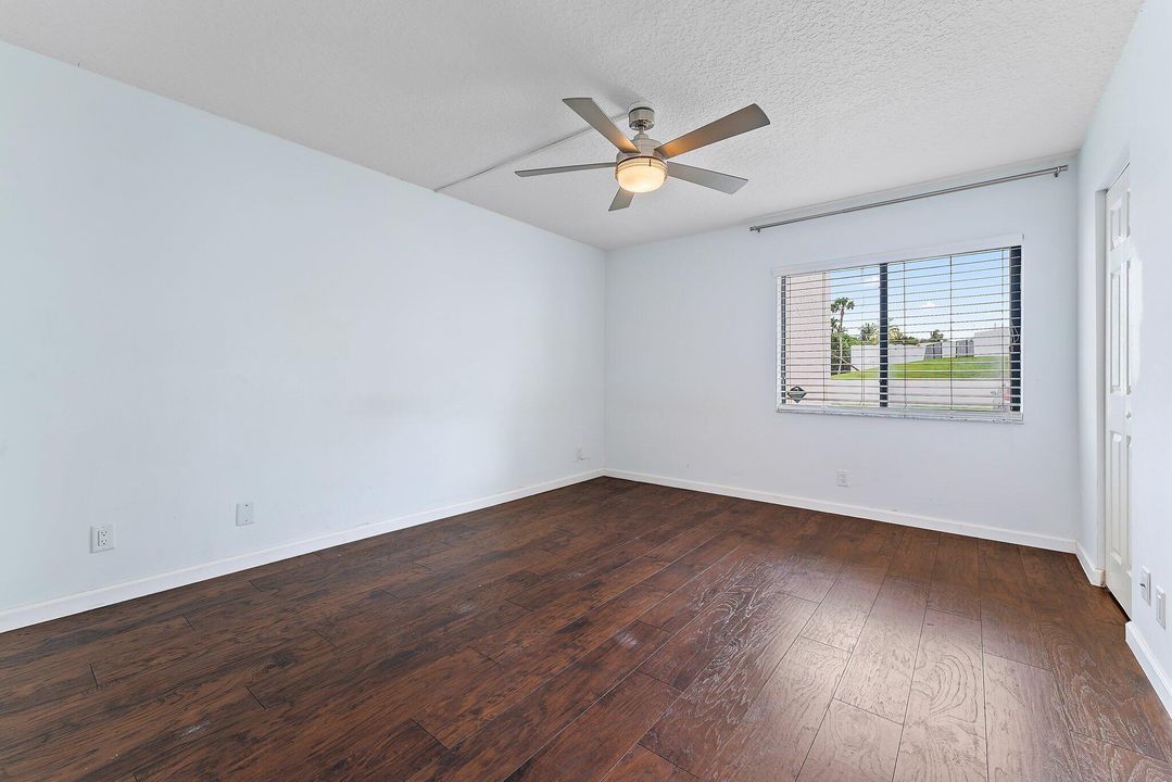 Active With Contract: $2,400 (1 beds, 1 baths, 860 Square Feet)