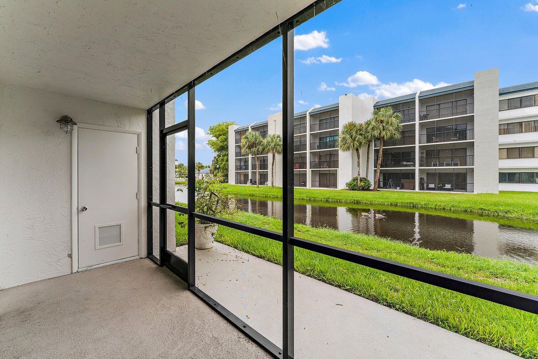 Active With Contract: $2,400 (1 beds, 1 baths, 860 Square Feet)