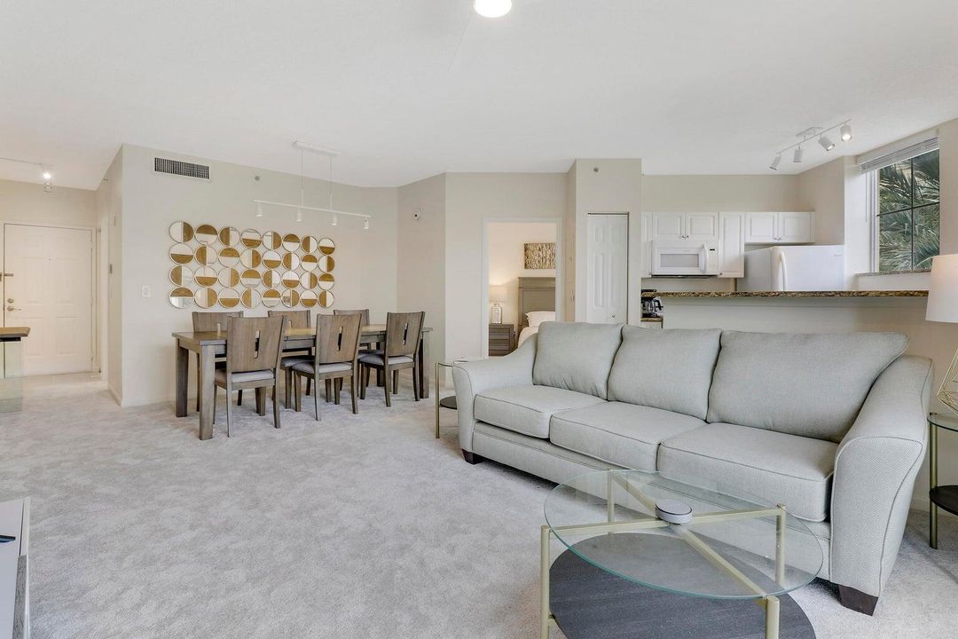 Active With Contract: $2,500 (1 beds, 1 baths, 800 Square Feet)