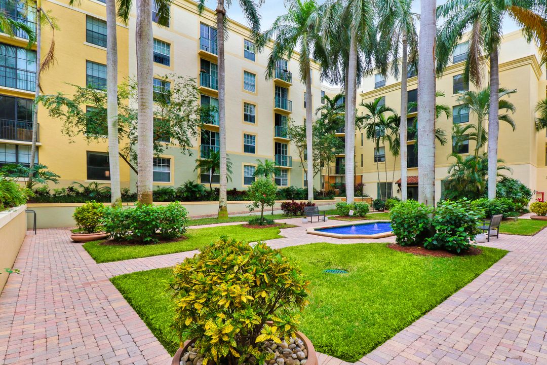 Active With Contract: $2,500 (1 beds, 1 baths, 800 Square Feet)