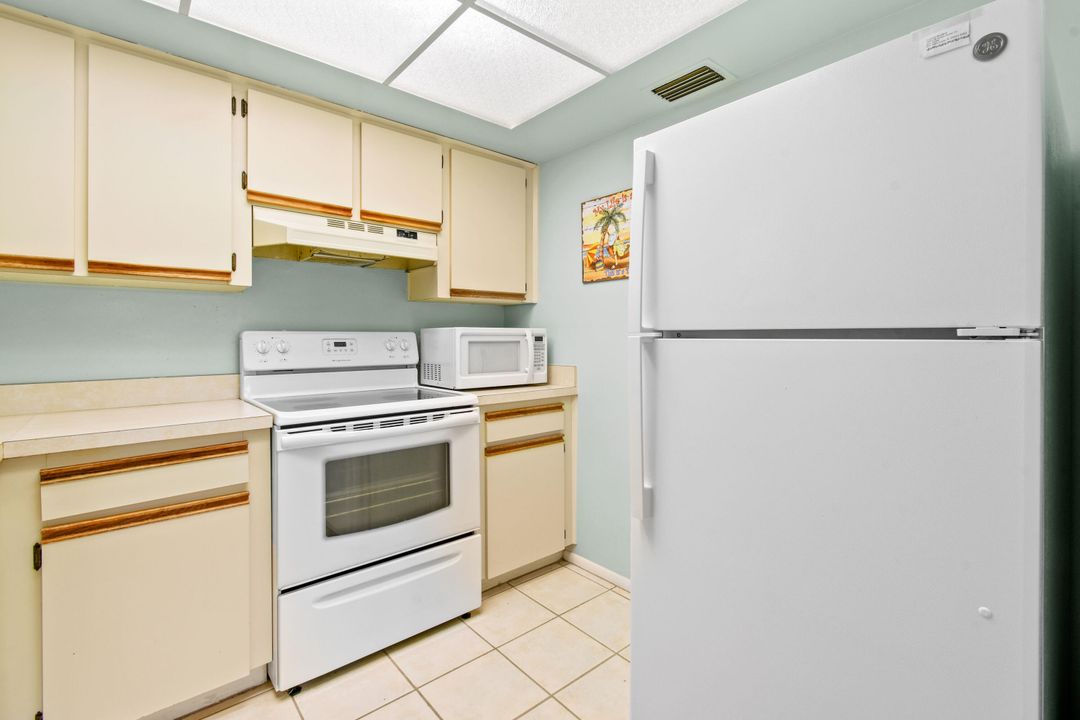 Active With Contract: $139,900 (2 beds, 2 baths, 874 Square Feet)