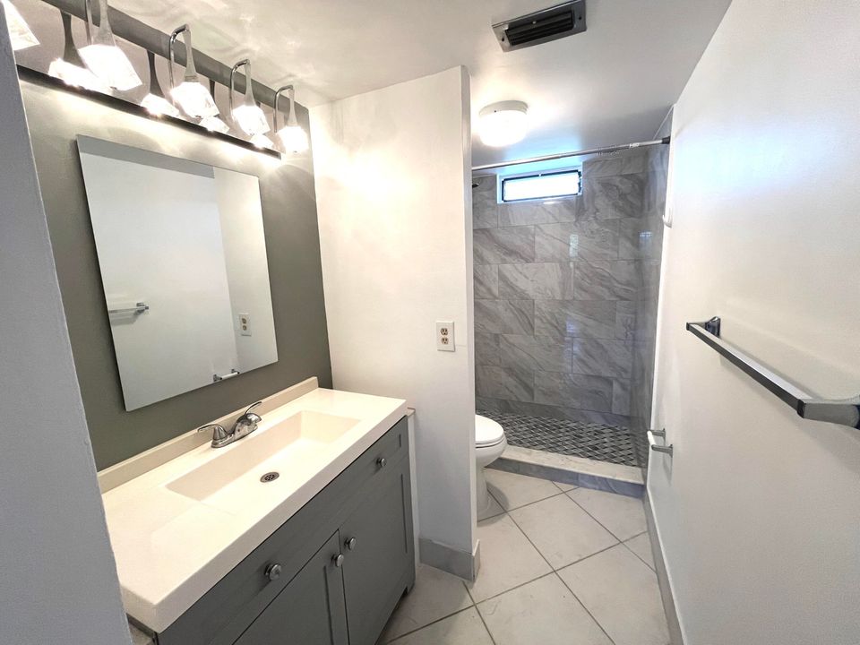 Active With Contract: $1,400 (1 beds, 1 baths, 758 Square Feet)