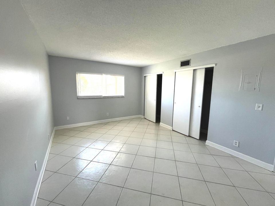 Active With Contract: $1,400 (1 beds, 1 baths, 758 Square Feet)