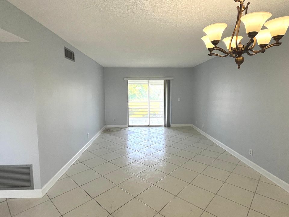 Active With Contract: $1,400 (1 beds, 1 baths, 758 Square Feet)