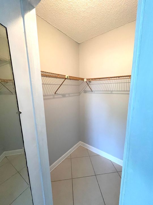 Active With Contract: $1,400 (1 beds, 1 baths, 758 Square Feet)