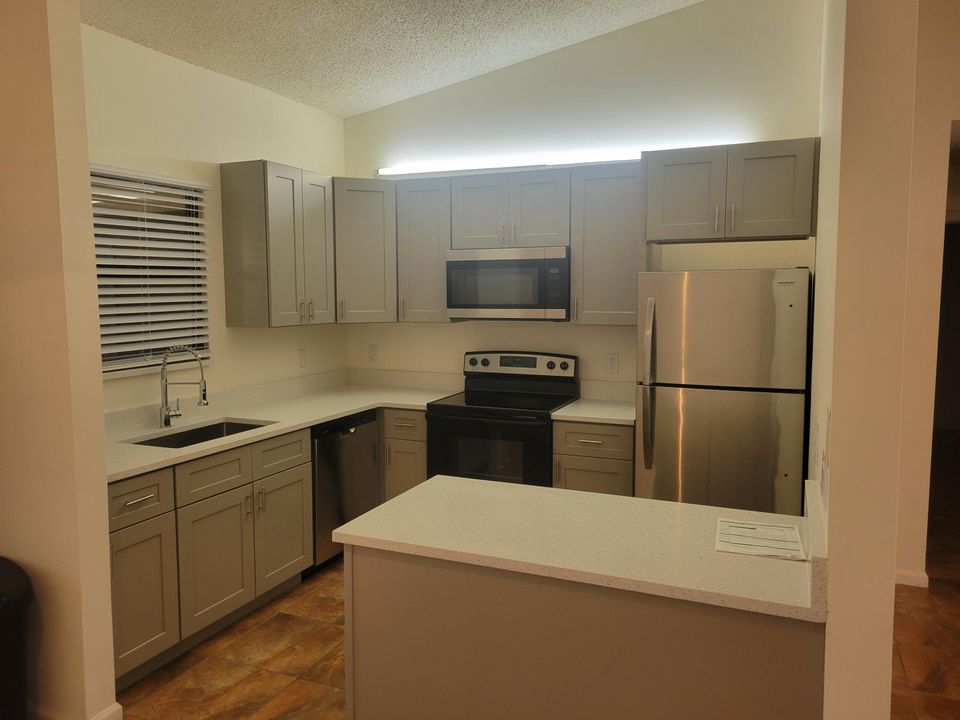 Active With Contract: $2,450 (2 beds, 2 baths, 998 Square Feet)