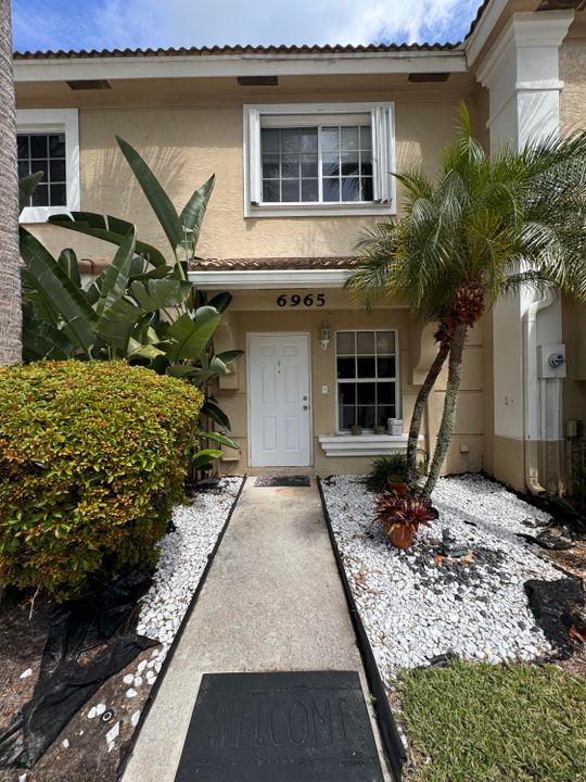 Active With Contract: $2,450 (2 beds, 2 baths, 1104 Square Feet)