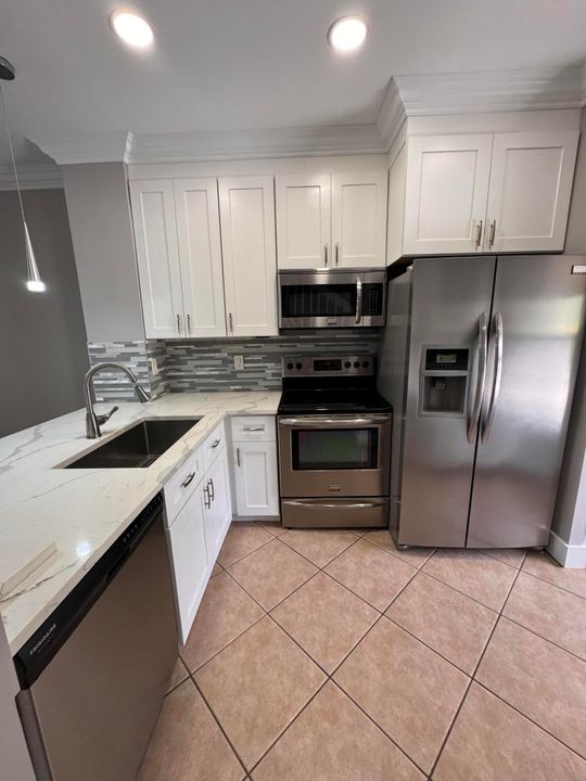 Active With Contract: $2,450 (2 beds, 2 baths, 1104 Square Feet)