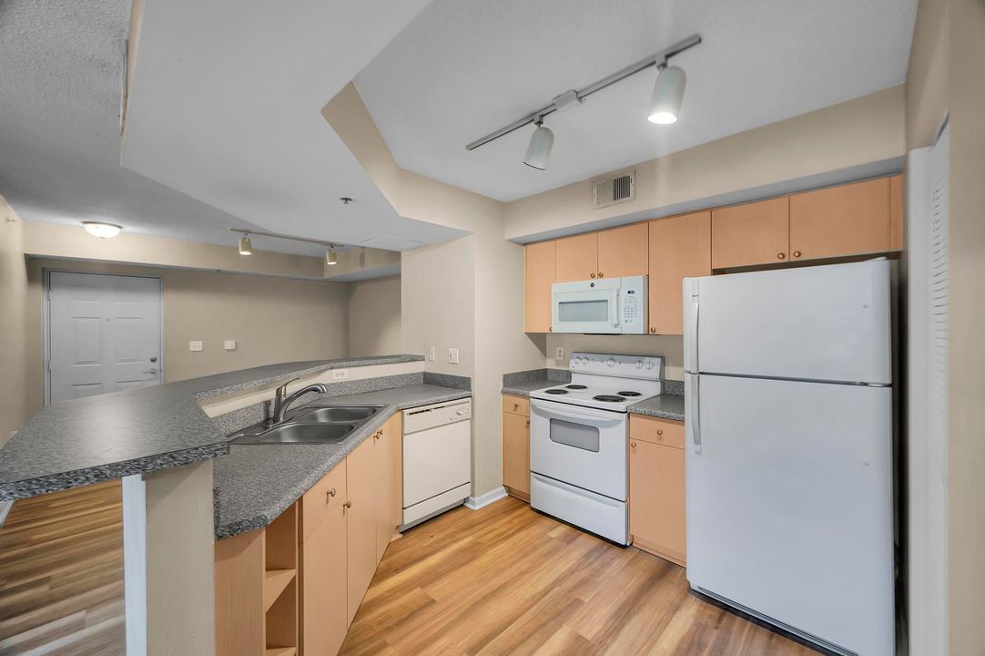 Active With Contract: $1,545 (1 beds, 1 baths, 791 Square Feet)