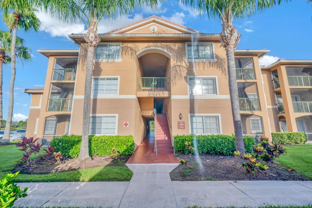 Active With Contract: $1,600 (1 beds, 1 baths, 802 Square Feet)