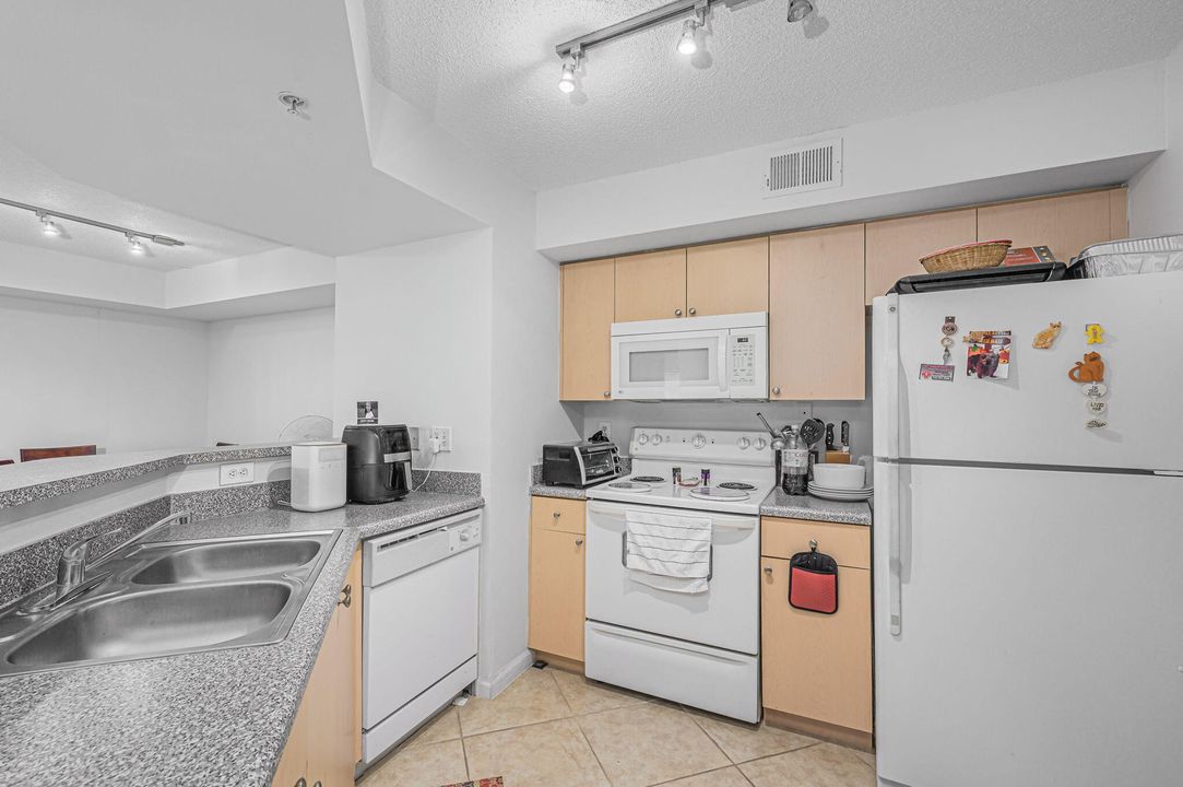 Active With Contract: $199,900 (1 beds, 1 baths, 795 Square Feet)