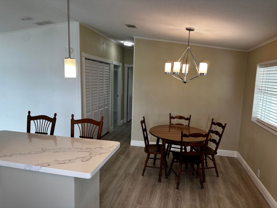 For Sale: $259,900 (2 beds, 2 baths, 1000 Square Feet)