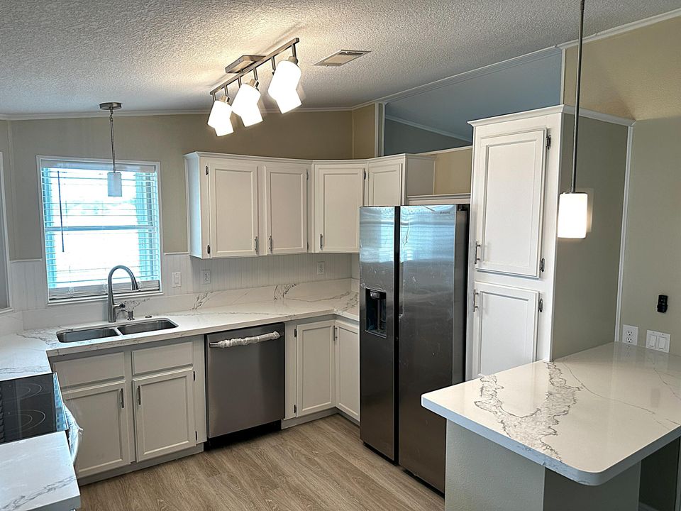 For Sale: $259,900 (2 beds, 2 baths, 1000 Square Feet)