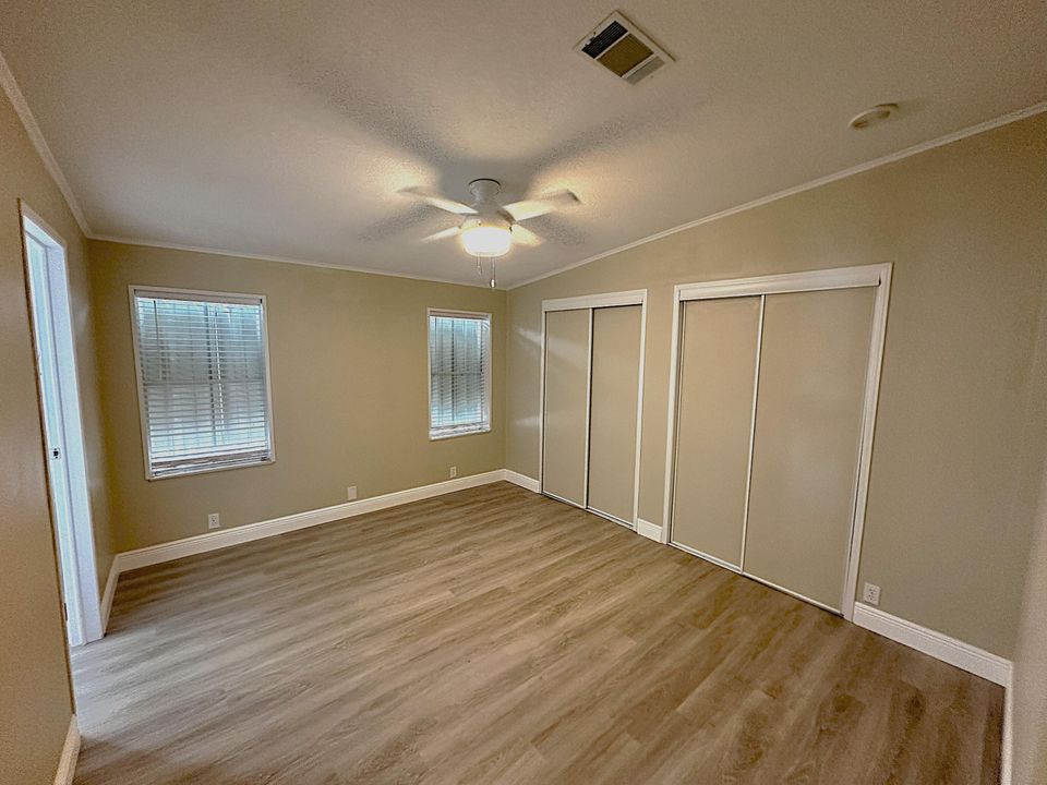 For Sale: $259,900 (2 beds, 2 baths, 1000 Square Feet)