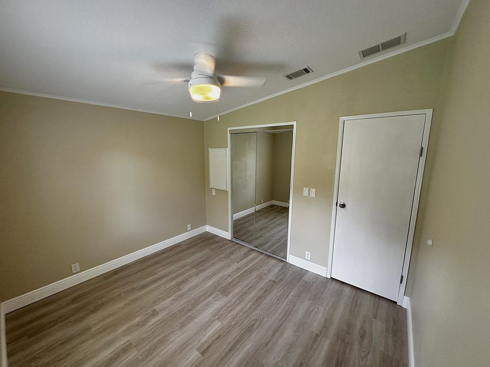 For Sale: $259,900 (2 beds, 2 baths, 1000 Square Feet)