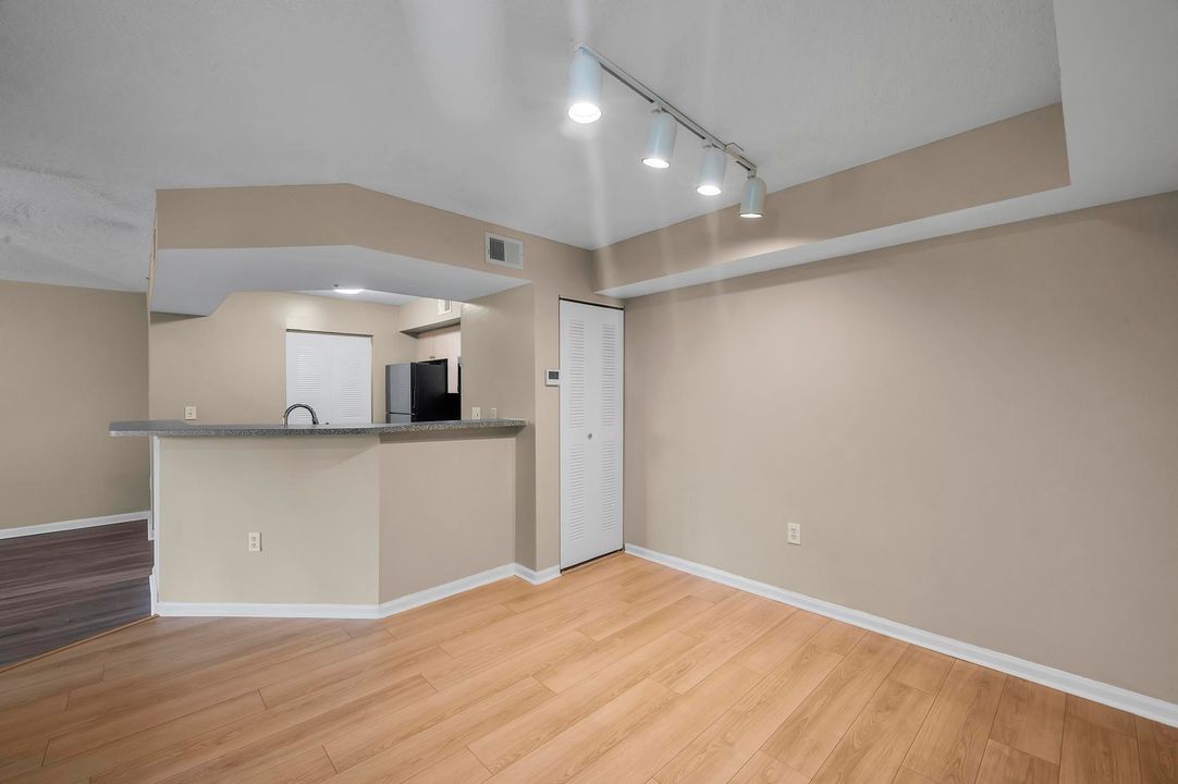 Active With Contract: $1,600 (1 beds, 1 baths, 802 Square Feet)