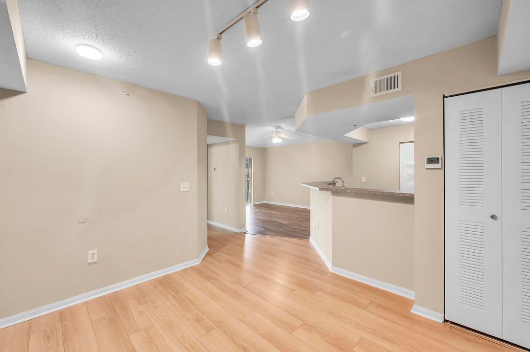 Active With Contract: $1,600 (1 beds, 1 baths, 802 Square Feet)