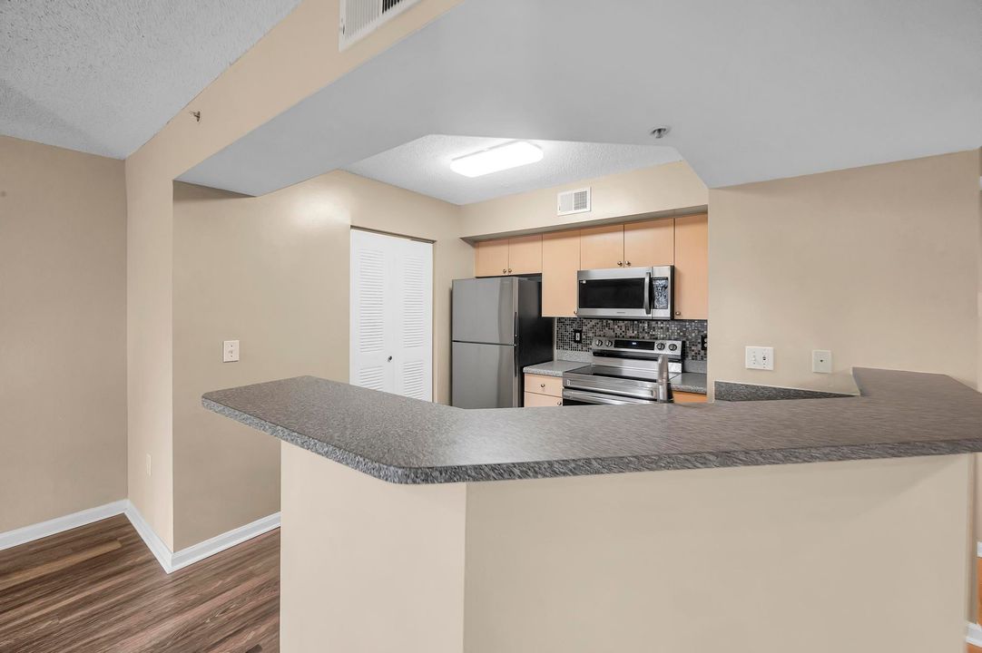 Active With Contract: $1,600 (1 beds, 1 baths, 802 Square Feet)