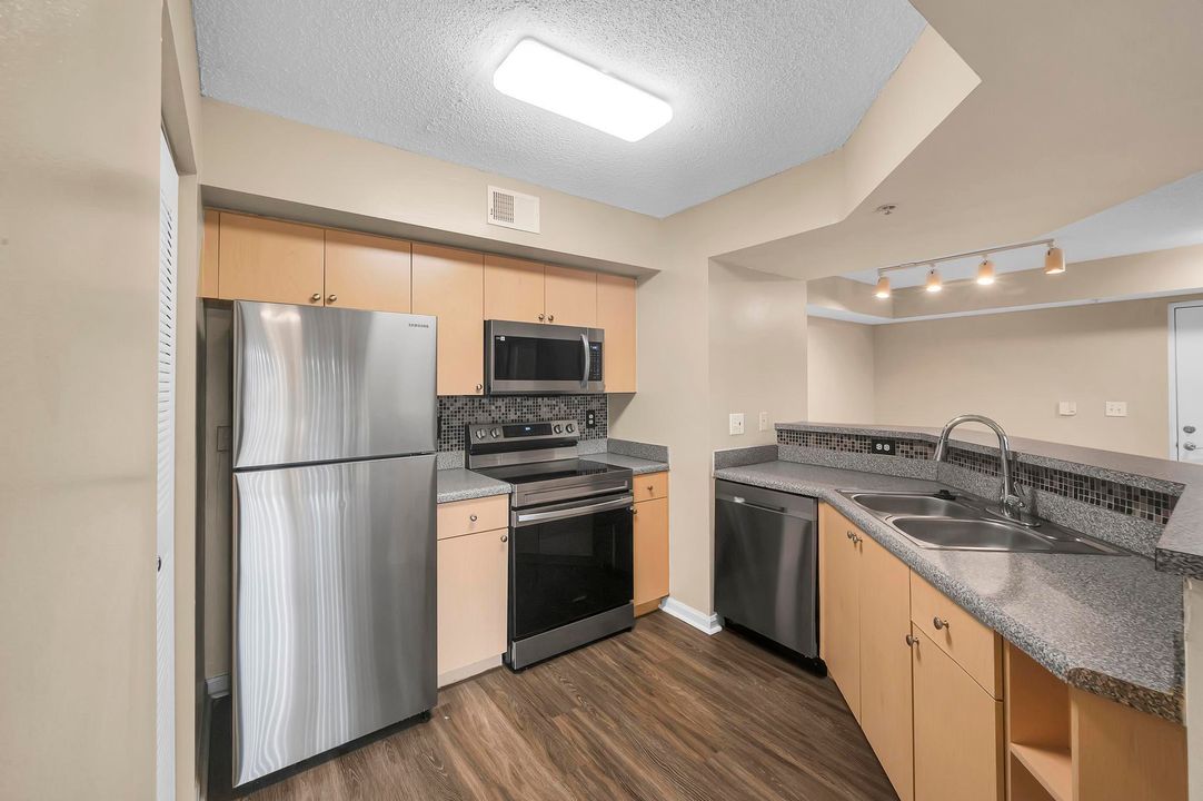 Active With Contract: $1,600 (1 beds, 1 baths, 802 Square Feet)