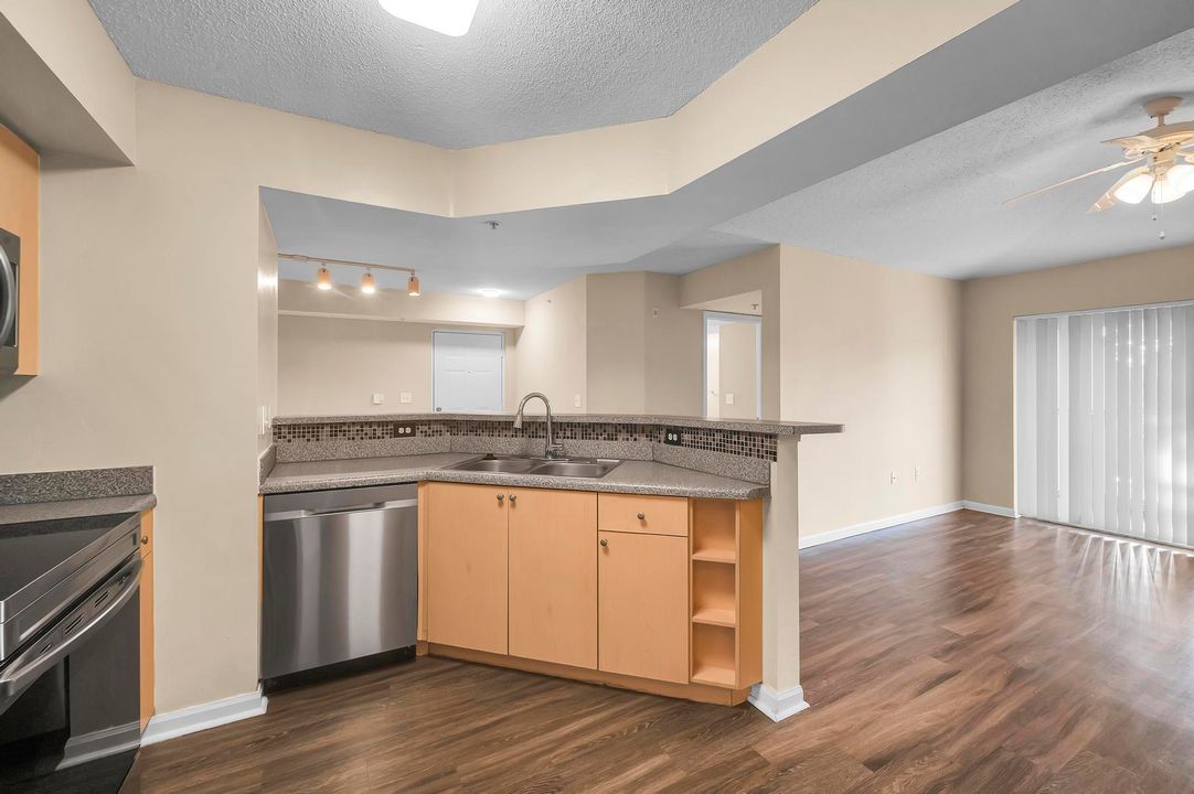 Active With Contract: $1,600 (1 beds, 1 baths, 802 Square Feet)