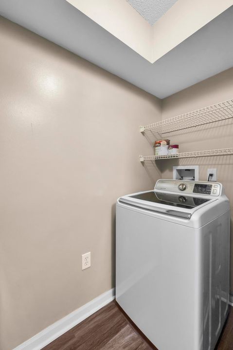 Active With Contract: $1,600 (1 beds, 1 baths, 802 Square Feet)