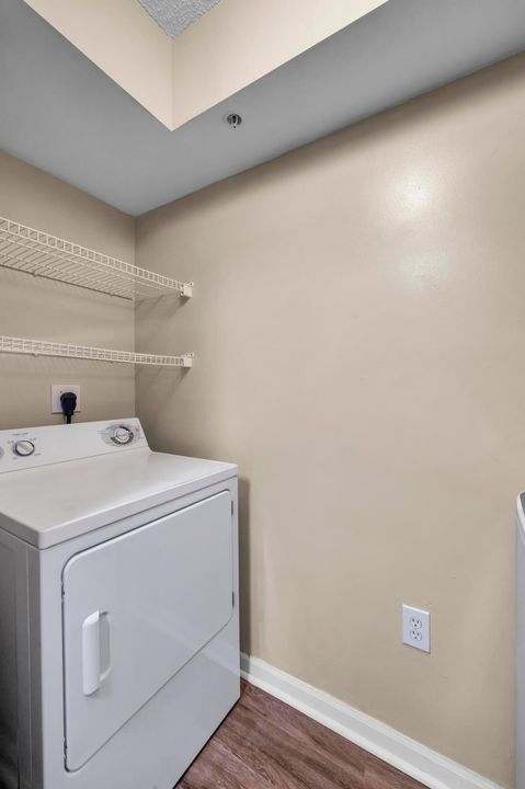 Active With Contract: $1,600 (1 beds, 1 baths, 802 Square Feet)