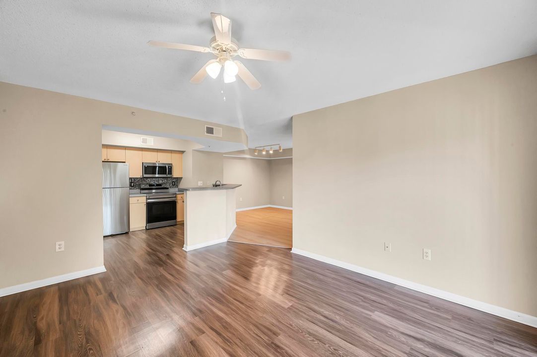 Active With Contract: $1,600 (1 beds, 1 baths, 802 Square Feet)