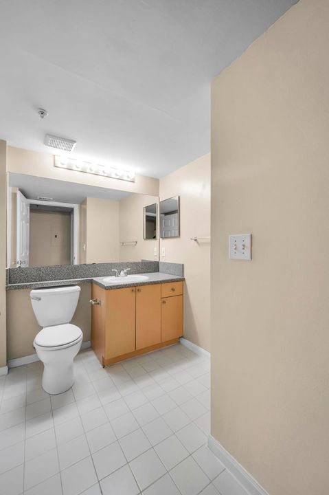 Active With Contract: $1,600 (1 beds, 1 baths, 802 Square Feet)