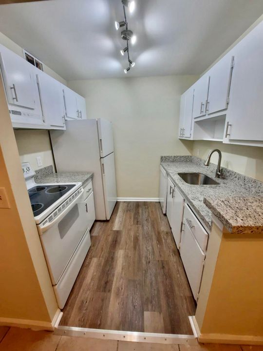 Active With Contract: $1,850 (2 beds, 2 baths, 924 Square Feet)