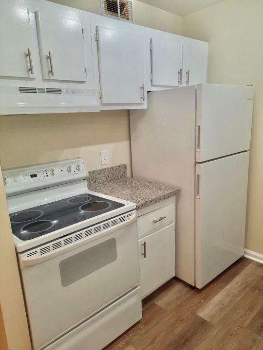 Active With Contract: $1,850 (2 beds, 2 baths, 924 Square Feet)