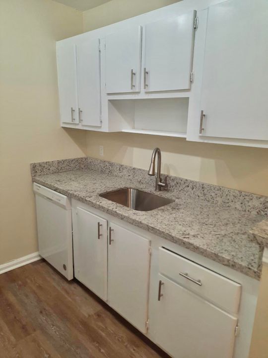 Active With Contract: $1,850 (2 beds, 2 baths, 924 Square Feet)