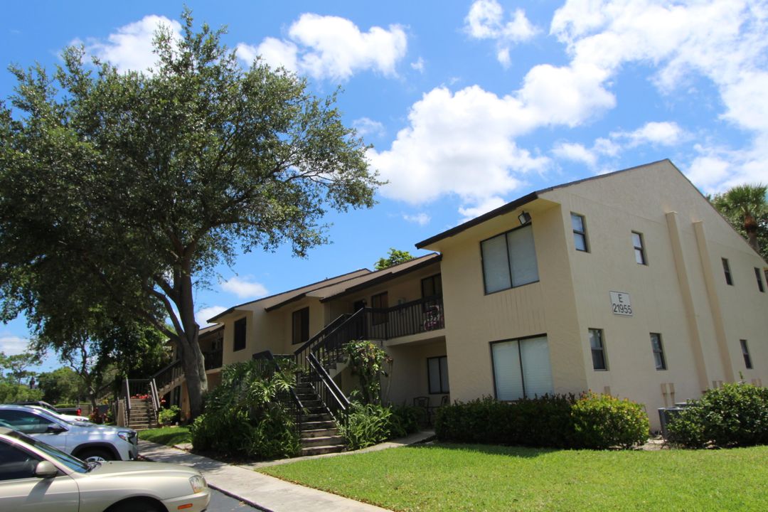 Active With Contract: $259,900 (2 beds, 2 baths, 857 Square Feet)