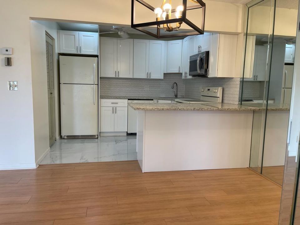 For Rent: $1,595 (2 beds, 2 baths, 924 Square Feet)