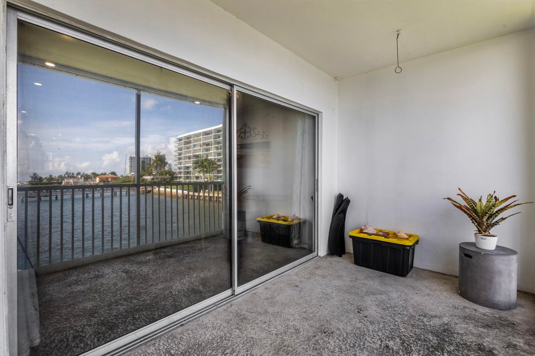 Active With Contract: $2,000 (2 beds, 2 baths, 859 Square Feet)