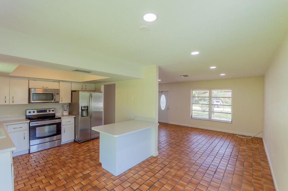 Active With Contract: $3,000 (3 beds, 2 baths, 1177 Square Feet)