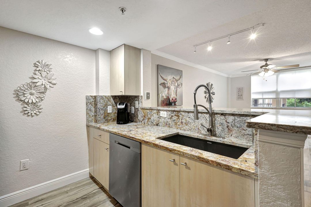 Active With Contract: $2,000 (1 beds, 1 baths, 662 Square Feet)