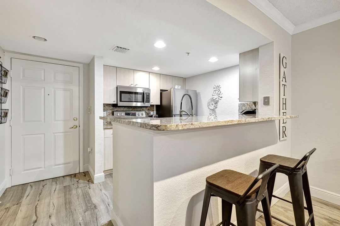 Active With Contract: $2,000 (1 beds, 1 baths, 662 Square Feet)