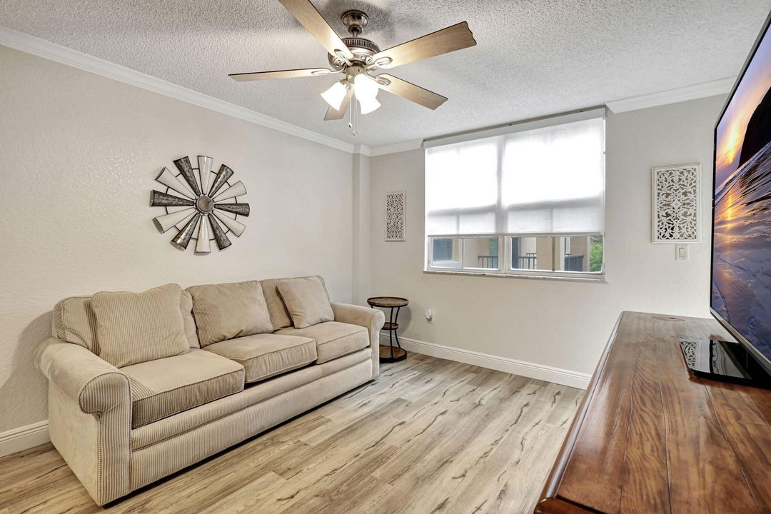 Active With Contract: $2,000 (1 beds, 1 baths, 662 Square Feet)