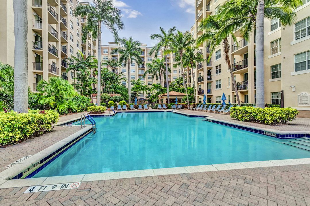 Active With Contract: $2,000 (1 beds, 1 baths, 662 Square Feet)