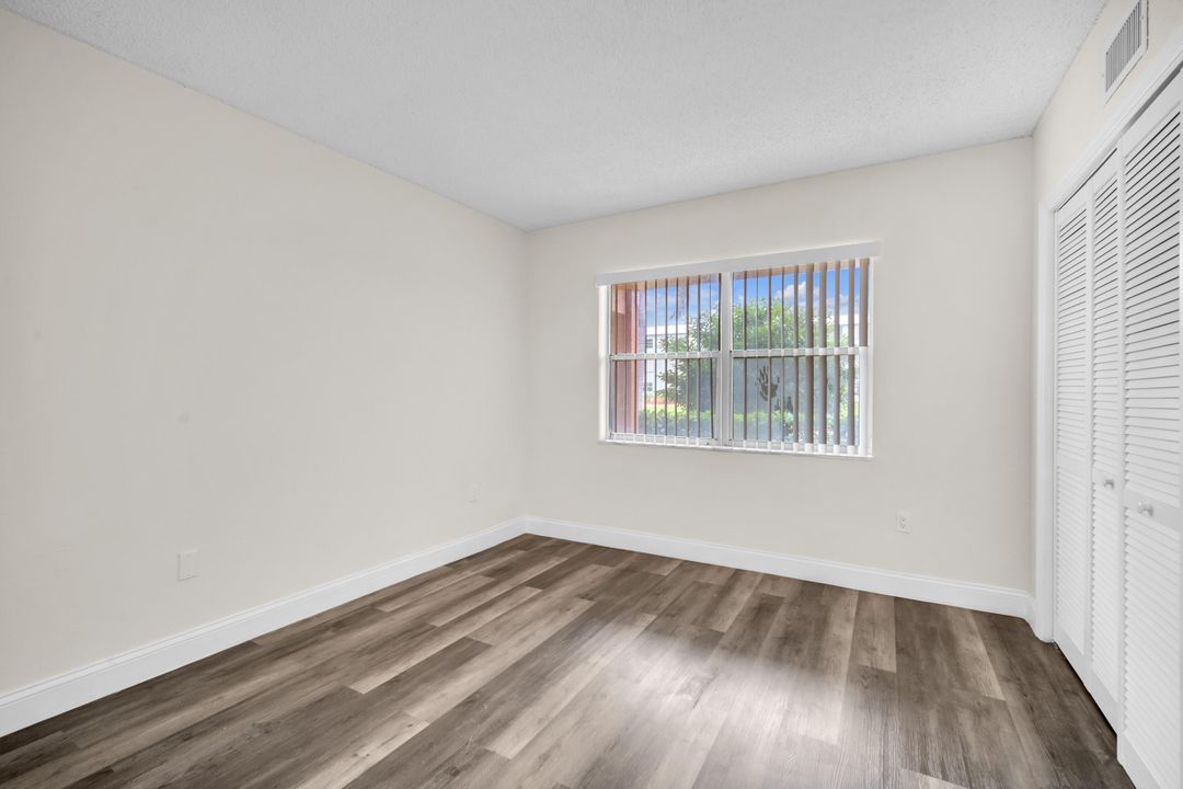 For Sale: $195,000 (2 beds, 2 baths, 955 Square Feet)